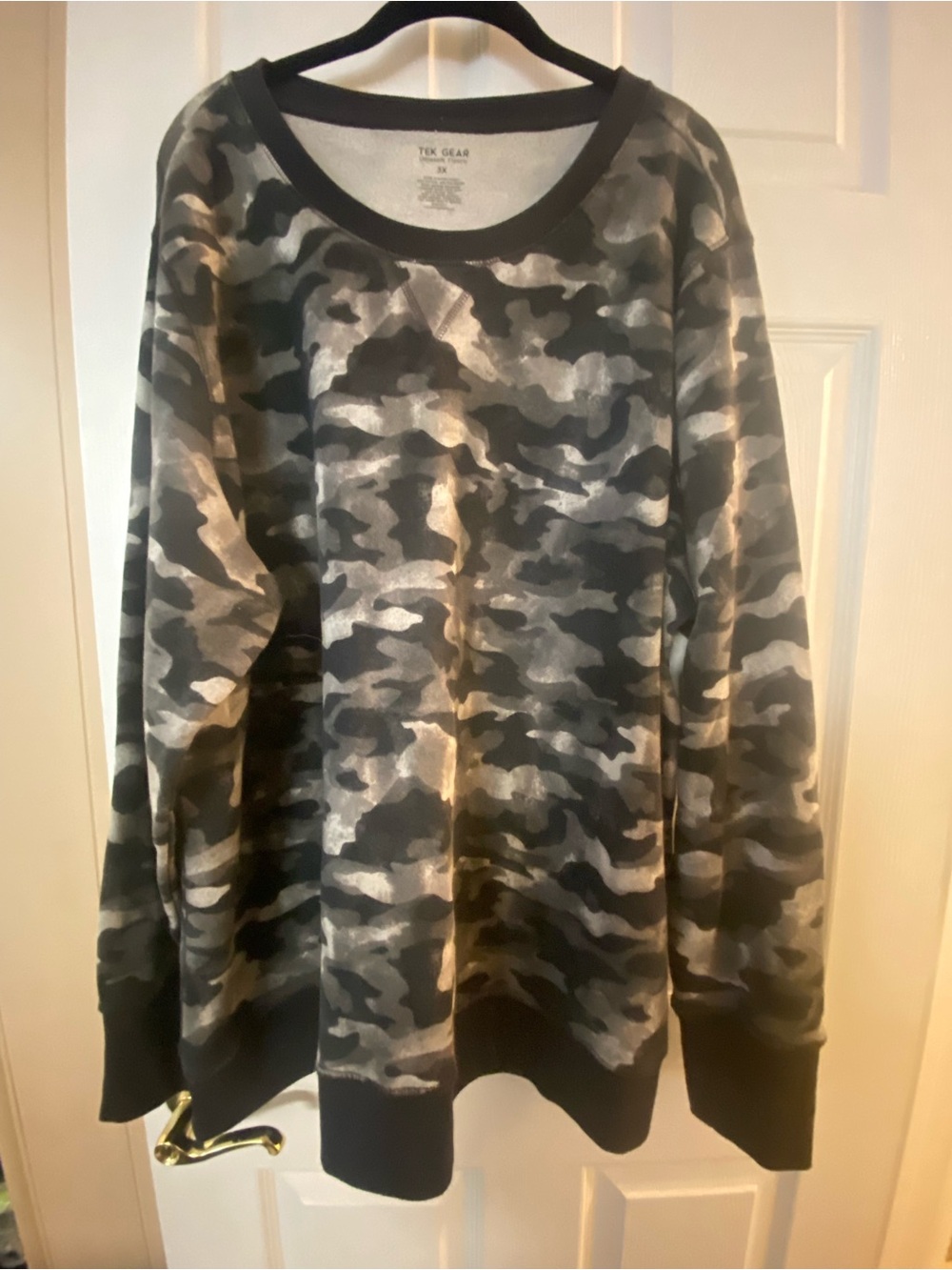 Tek Gear Womenโs Gray Camo Crewneck Sweatshirt